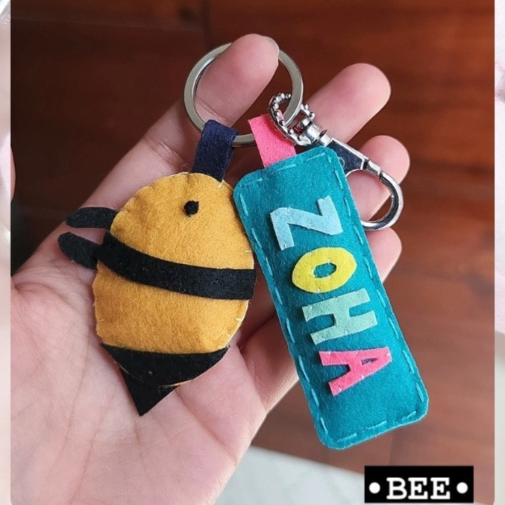 CHARACTER WITH NAME KEYCHAIN - BEE