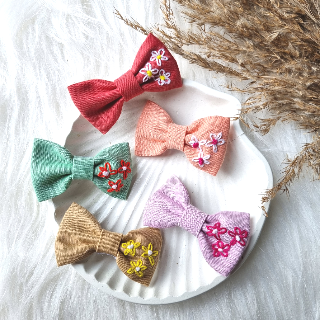 LINEN PETITE EMBROIDERED HAIRBOW - LAISY DAISY
