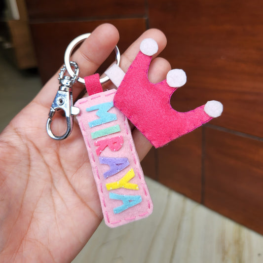 CHARACTER WITH NAME KEYCHAIN - CROWN